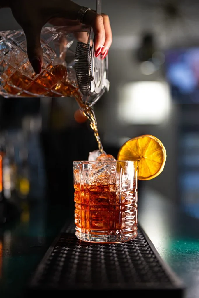 Cocktail versato al bar di Nuova Cernaia