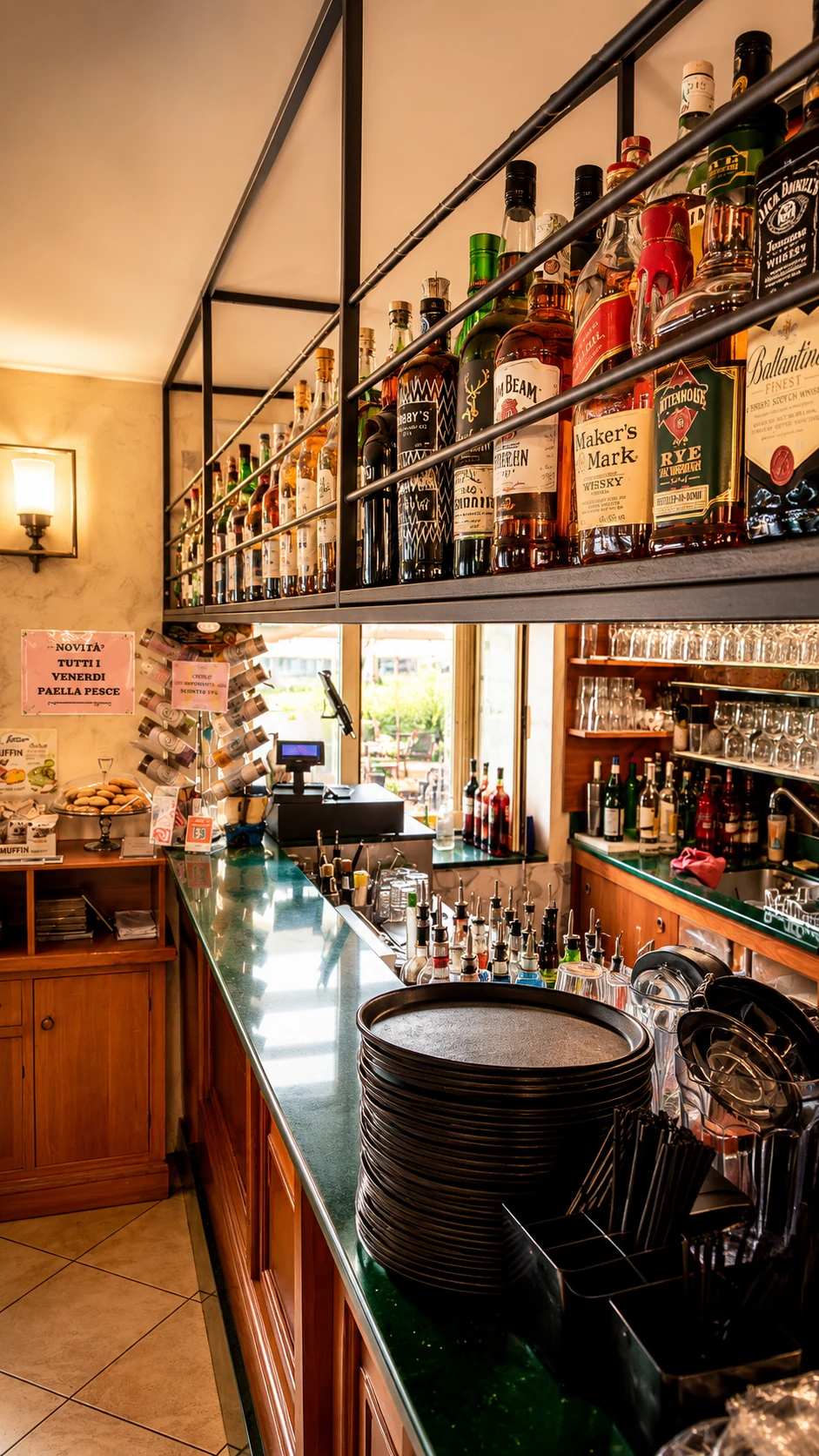 Bancone del bar di Nuova Cernaia a Venaria Reale con bottiglie e retrobanco attrezzato