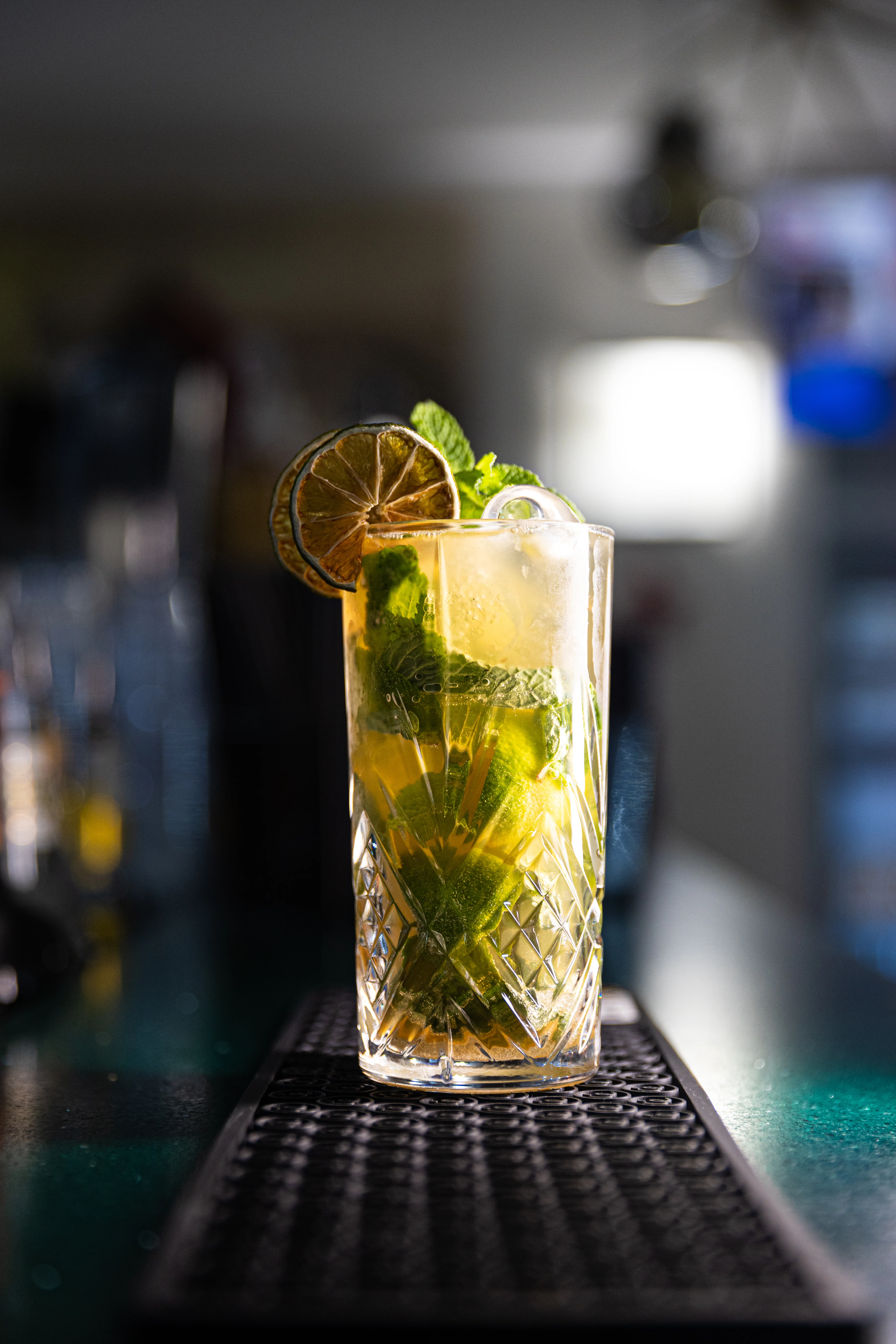 Cocktail servito al bancone di Nuova Cernaia durante aperitivo e dopocena a Venaria Reale