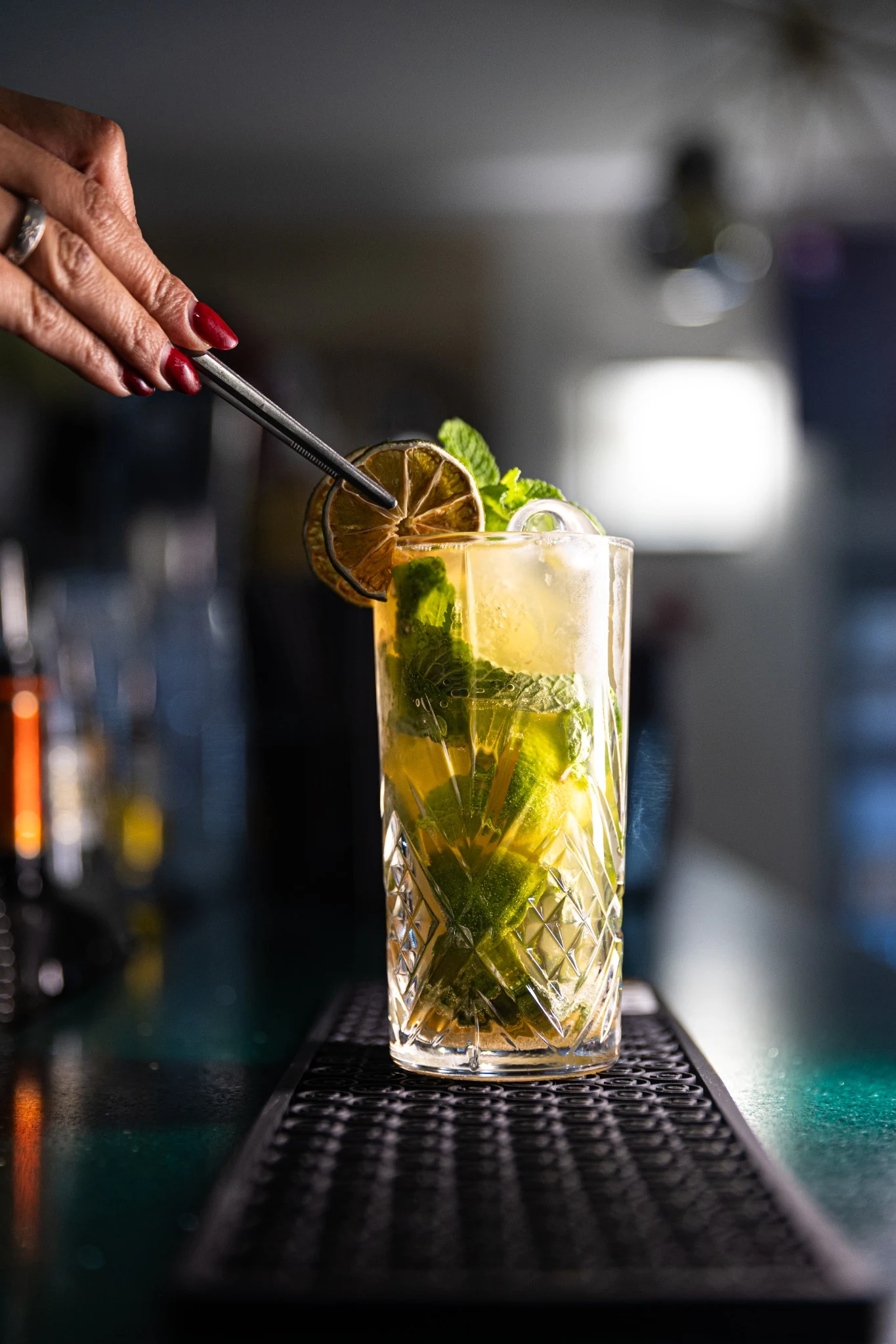 Cocktail con menta e lime preparato al bancone di Nuova Cernaia