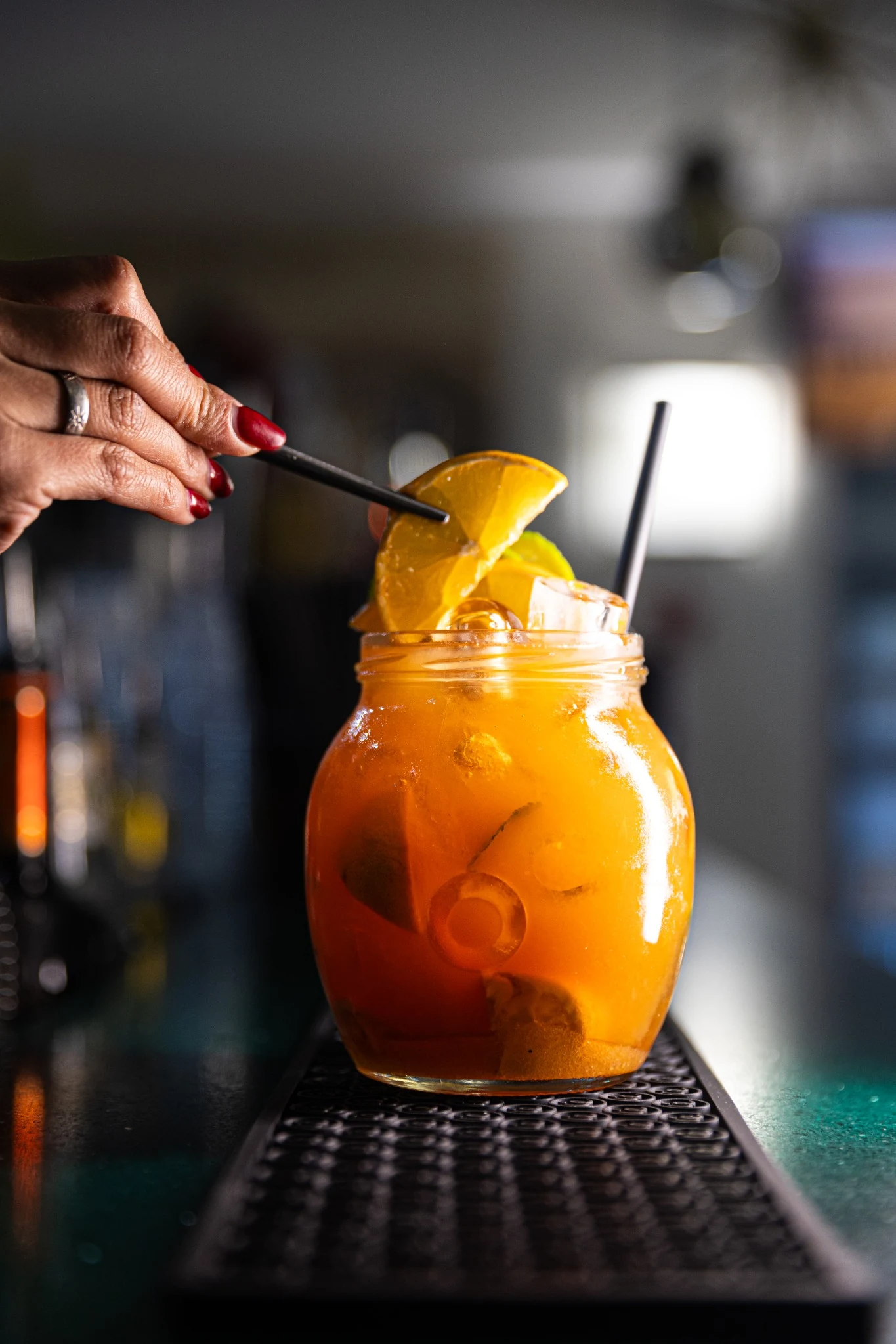 Cocktail agrumato preparato dalla bartender di Nuova Cernaia