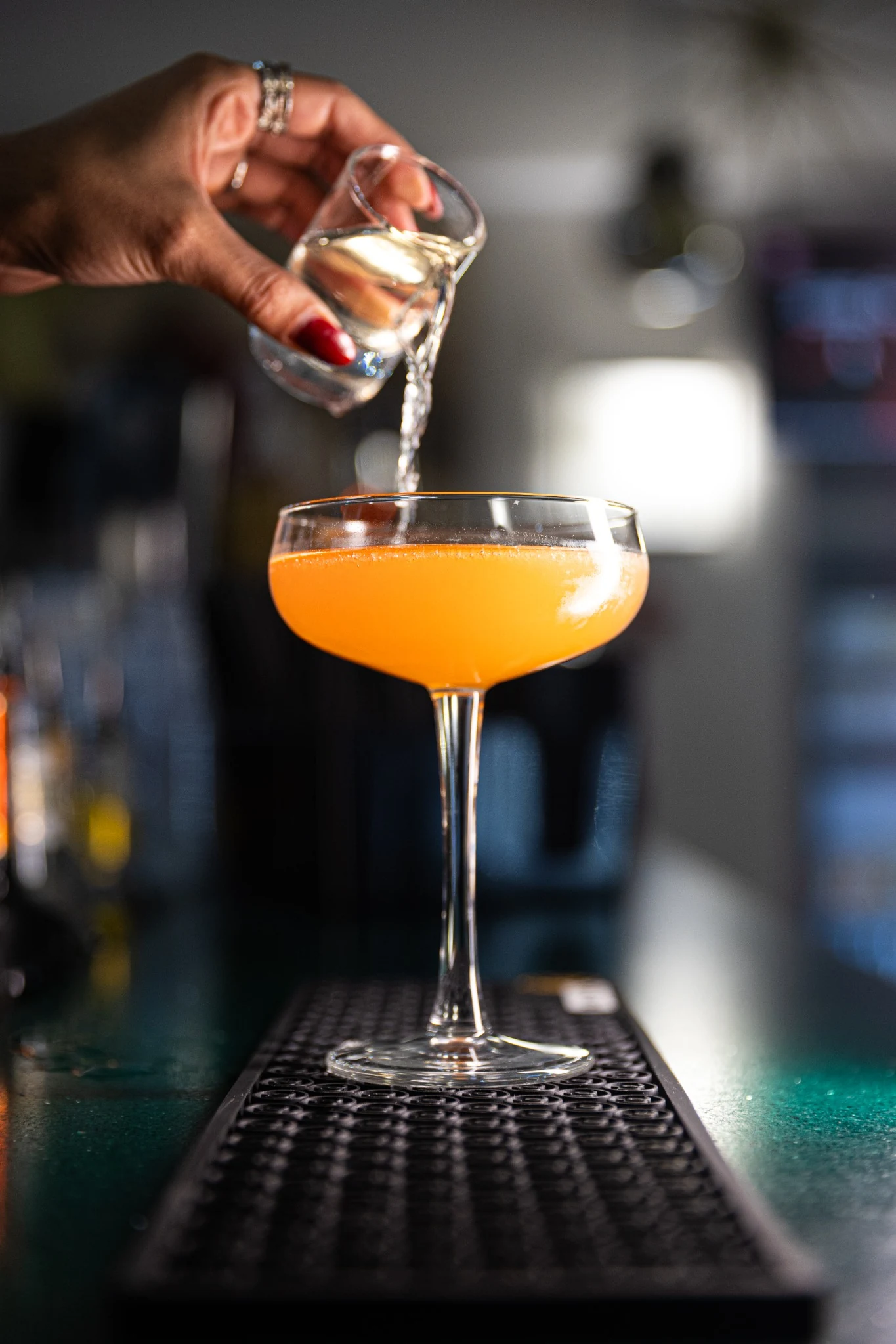 Cocktail in coppa durante la preparazione al bar di Nuova Cernaia