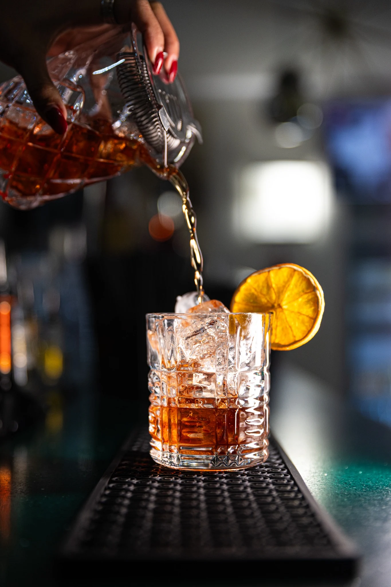 Cocktail ambrato versato al bancone di Nuova Cernaia