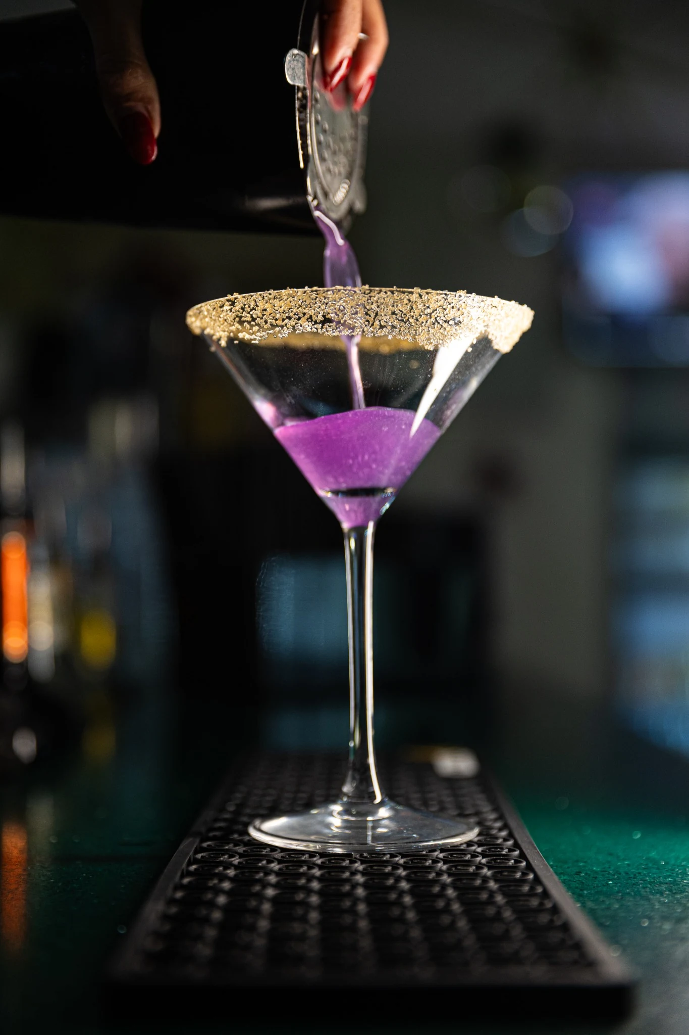 Cocktail viola servito in coppa al cocktail bar di Nuova Cernaia