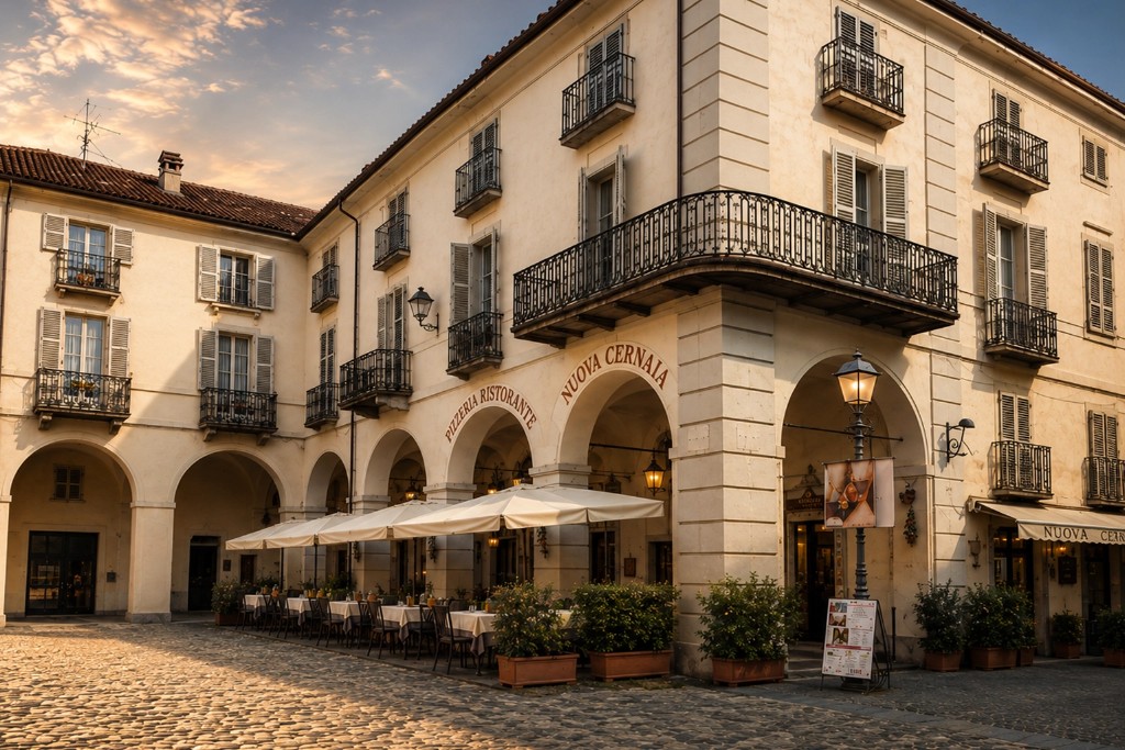 Facciata di Nuova Cernaia in piazza, con dehors e luci al tramonto