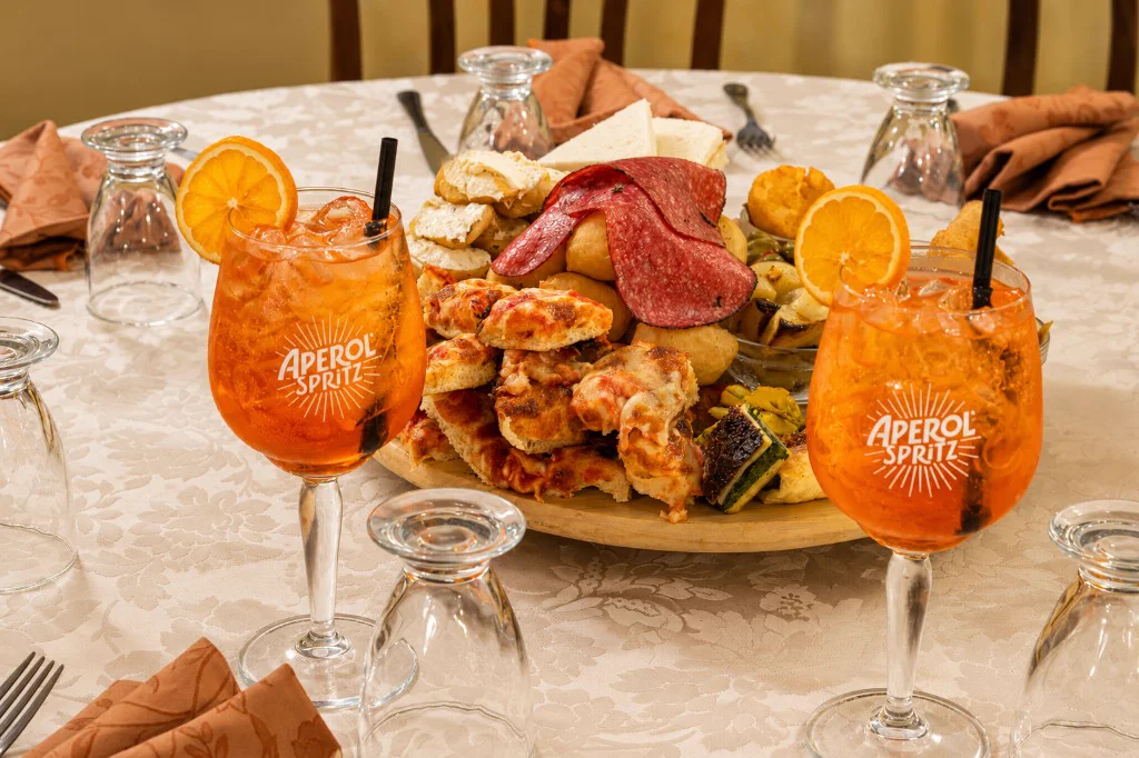 Tagliere aperitivo con stuzzichini e Spritz al ristorante Nuova Cernaia a Venaria Reale, vicino Torino